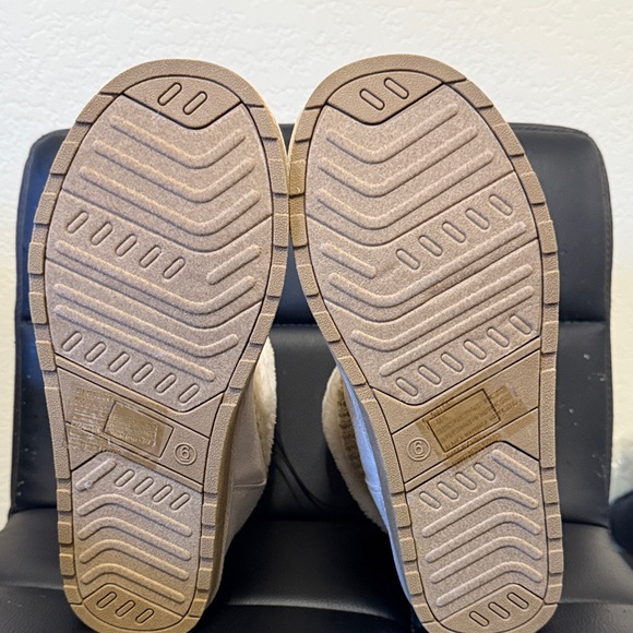 Arizona Jean Company Light Tan Winter Boots - Picture 8 of 9